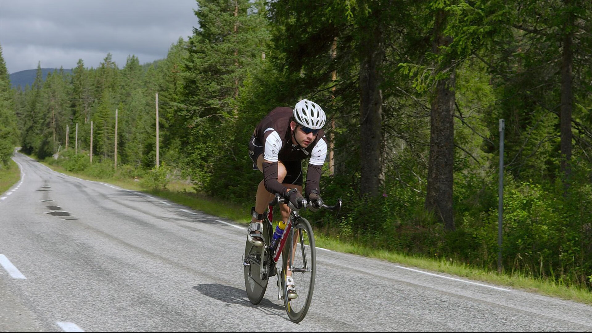 红牛车队鏖战阿斯顿马丁,塞恩斯关键制胜